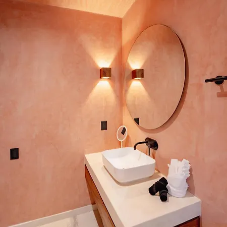 Chic 2br With Rooftop Pool & Terrace Villa