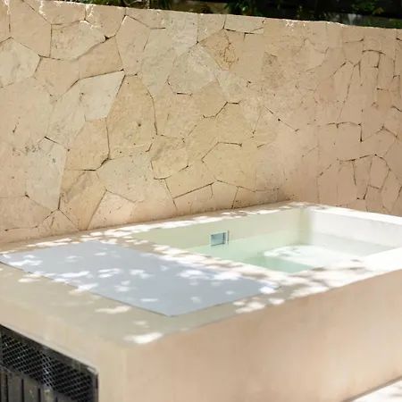 Tropical Retreat: Scooters, Hot Tub, Pool, Projector *
