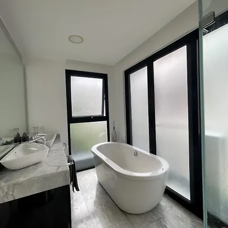 Stylish 3br Retreat In Serene Luxury Setting