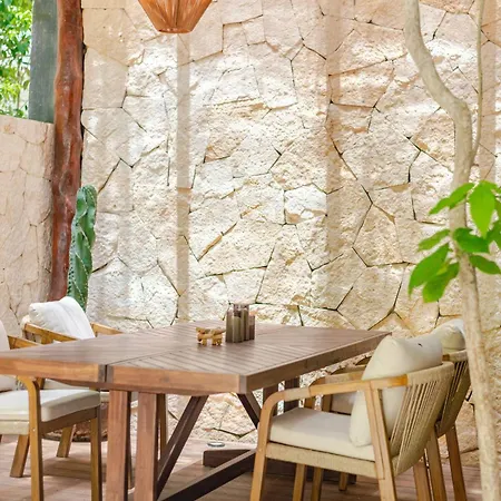 Apartment Tropical Retreat: Scooters, Hot Tub, Pool, Projector *