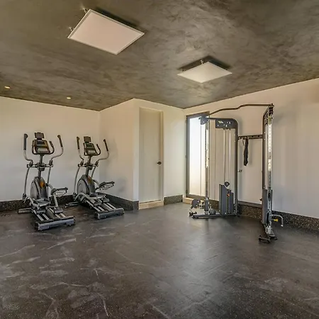 Tropical Retreat: Scooters, Hot Tub, Pool, Projector Apartment *