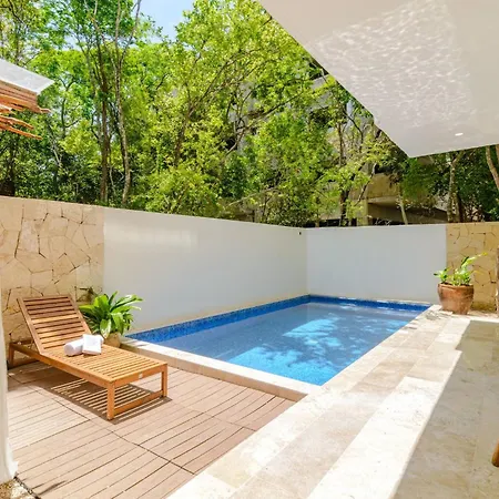 Tropical Retreat: Scooters, Hot Tub, Pool, Projector *