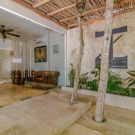 Apartment Tropical Retreat: Scooters, Hot Tub, Pool, Projector