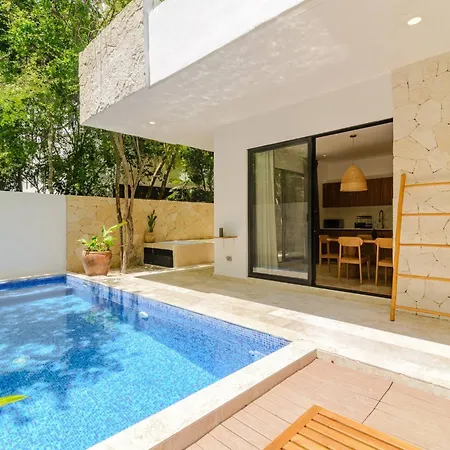 Apartment Tropical Retreat: Scooters, Hot Tub, Pool, Projector *