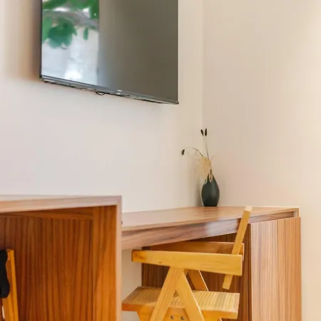Tropical Retreat: Scooters, Hot Tub, Pool, Projector Apartment *
