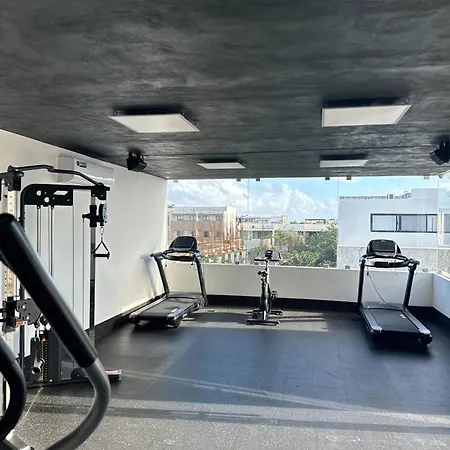 Apartment Tropical Retreat: Scooters, Hot Tub, Pool, Projector