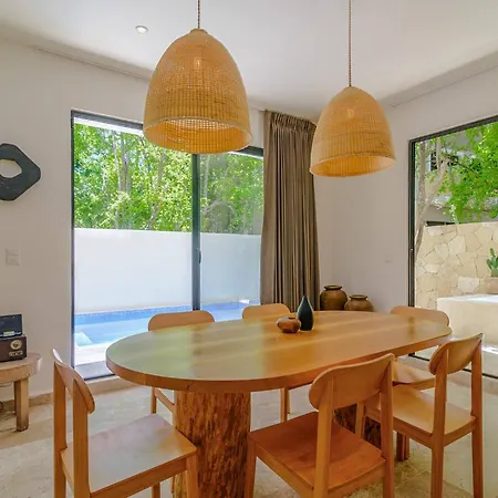 Tropical Retreat: Scooters, Hot Tub, Pool, Projector Apartment *