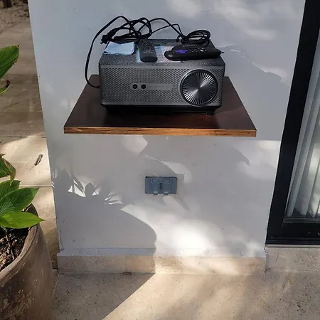 Apartment Tropical Retreat: Scooters, Hot Tub, Pool, Projector *
