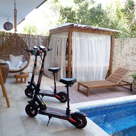 Apartment Tropical Retreat: Scooters, Hot Tub, Pool, Projector *