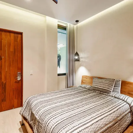 Modern Retreat With Private Garden And Jacuzzi Apartment