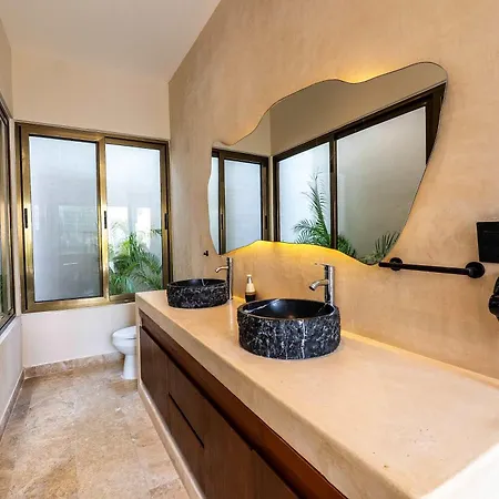 Rare 8br Dual Getaway With 4 Private Pools