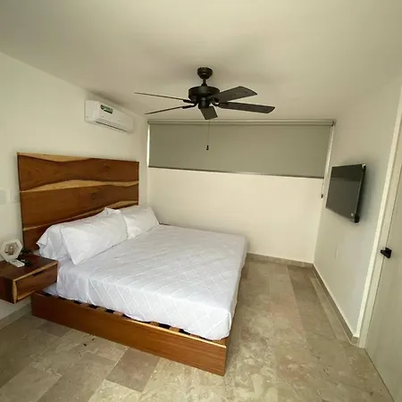 Spacious And Comfortable Ph With Private Pool In Zama Apartment