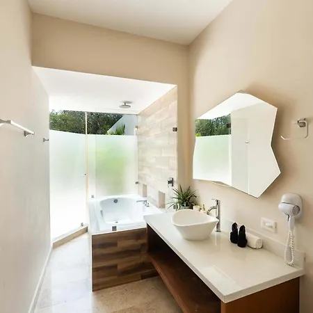 Contemporary 2br With Rooftop Lounge & Pool Villa *