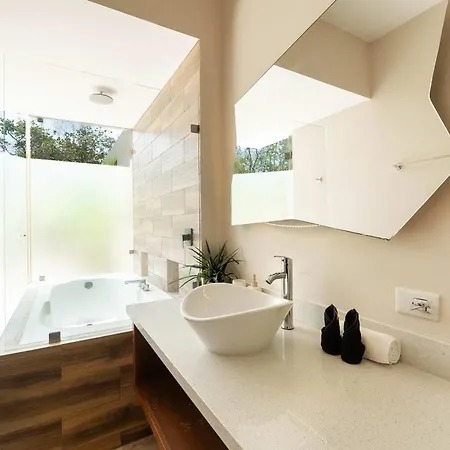 Contemporary 2br With Rooftop Lounge & Pool