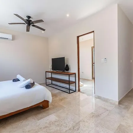 Contemporary 2br With Rooftop Lounge & Pool
