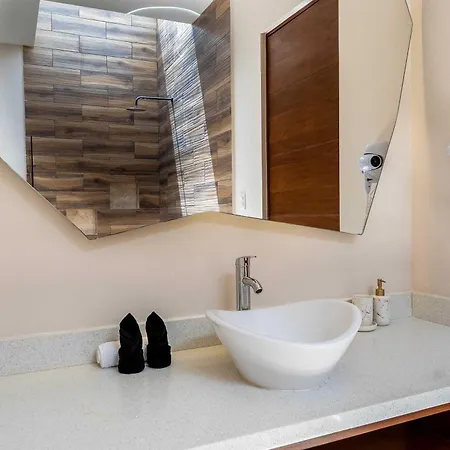 Contemporary 2br With Rooftop Lounge & Pool