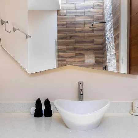 Contemporary 2br With Rooftop Lounge & Pool *