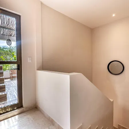 Contemporary 2br With Rooftop Lounge & Pool