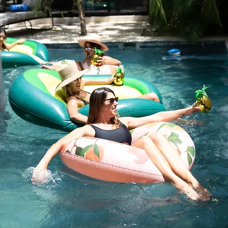Vibes A Private Pool & Outdoor Lounge