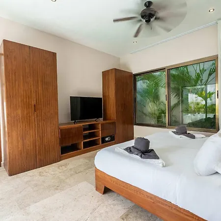 Chic 6br Dual With 4 Private Pools & Concierge Villa