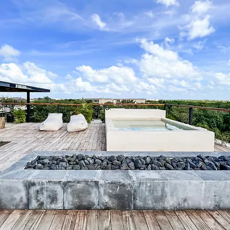 Gated 2br With Rooftop Pool *