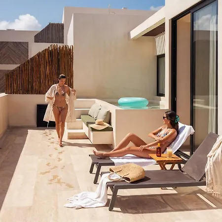 Apartment Sleek Penthouse Escape With Rooftop Pool
