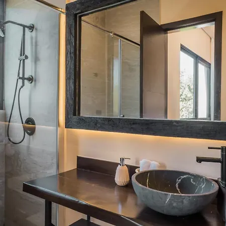 Enchanting 4br Villaδ Pool& Rooftopδprime Location *