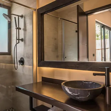 Enchanting 4br Villaδ Pool& Rooftopδprime Location Villa *