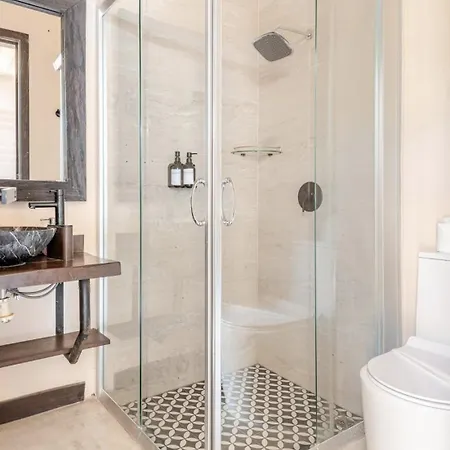 Enchanting 4br Villaδ Pool& Rooftopδprime Location Villa