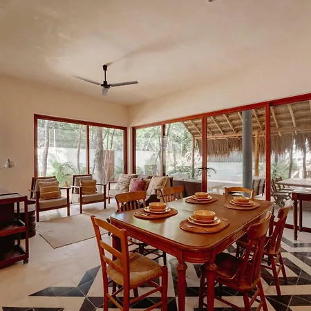 Chic 4br With Private Pool In Holistika Villa