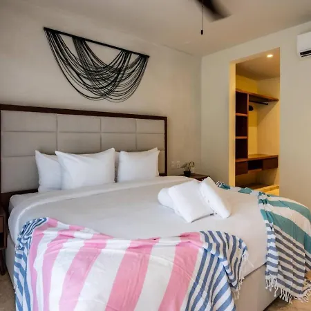 Stylish 1bd Retreat With Swim-up Pool Holiday home