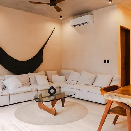 Luxury 5 Bedroom Pool Tiki Bar & Outdoor Gym *
