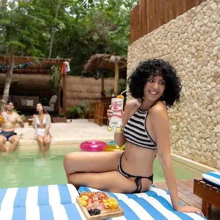 Luxury 5 Bedroom Pool Tiki Bar & Outdoor Gym
