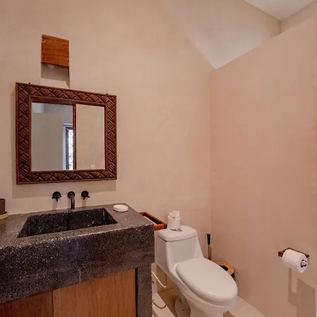 Chic 4br With Private Pool In Holistika Villa