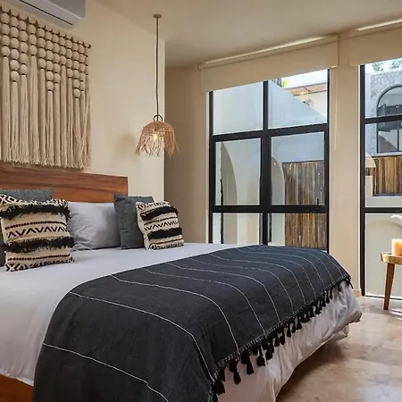 Holiday home Luxury 4 Bedroom With Private Rooftop Pool *