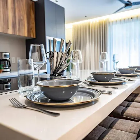 Stylish 1bd Retreat With Swim-up Pool Holiday home *