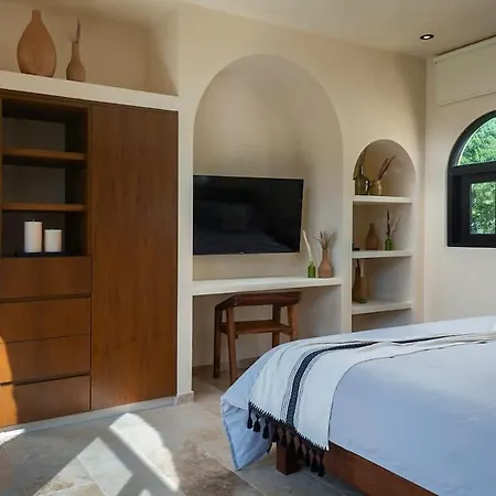 Luxury 4 Bedroom With Private Rooftop Pool *
