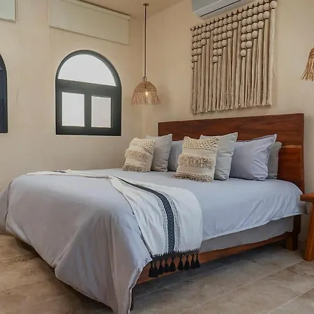 Luxury 4 Bedroom With Private Rooftop Pool