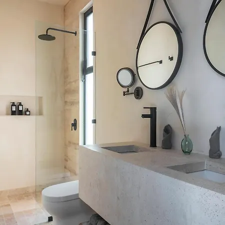 Luxury 4 Bedroom With Private Rooftop Pool *