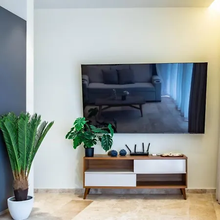 Stylish 1bd Retreat With Swim-up Pool *