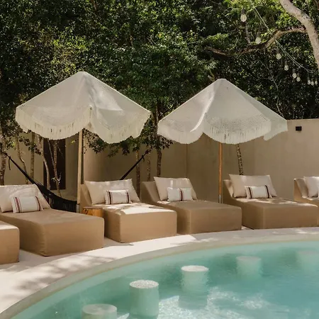 Jungle For 16 - Dual Pools & Fire Pit