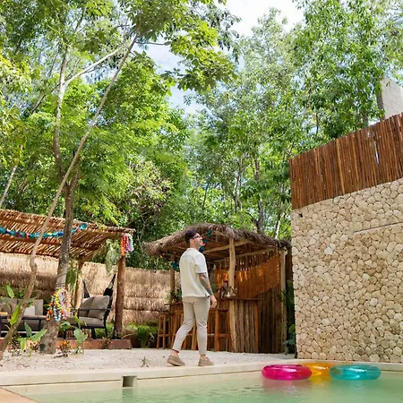 Luxury 5 Bedroom Pool Tiki Bar & Outdoor Gym *