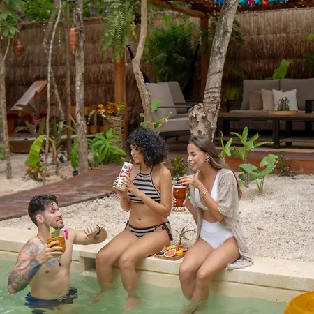 Luxury 5 Bedroom Pool Tiki Bar & Outdoor Gym *