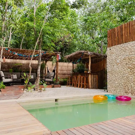 Luxury 5 Bedroom Pool Tiki Bar & Outdoor Gym *