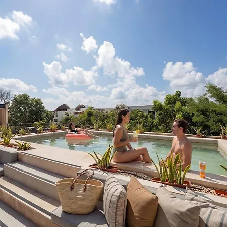 Modern 2br - Jacuzzi Rooftop Pool & Gym Apartment