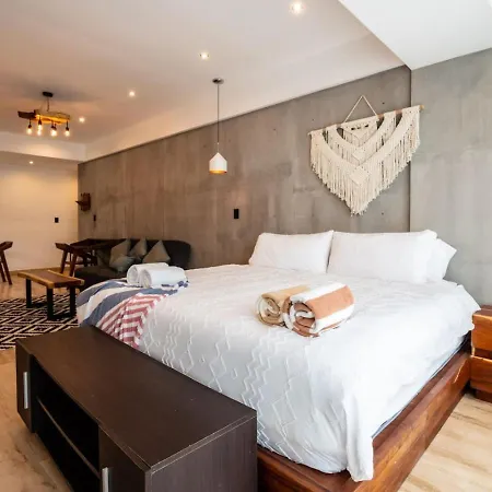 Retreat Pool Gym & Great Location Apartment