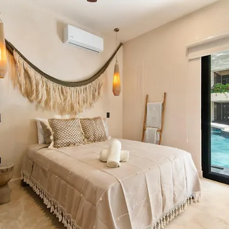 Boho Chic 2br With Swim-up Pool Near The Apartment