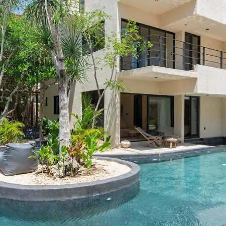 Boho Chic 2br With Swim-up Pool Near The Apartment
