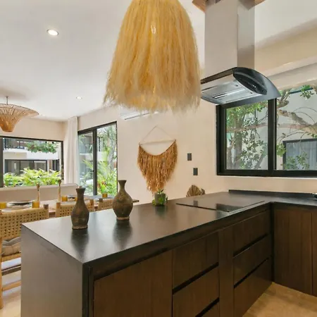 Boho Chic 2br With Swim-up Pool Near The Apartment