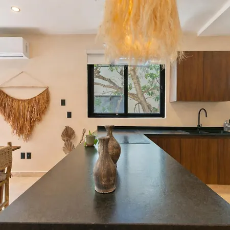Boho Chic 2br With Swim-up Pool Near The Apartment